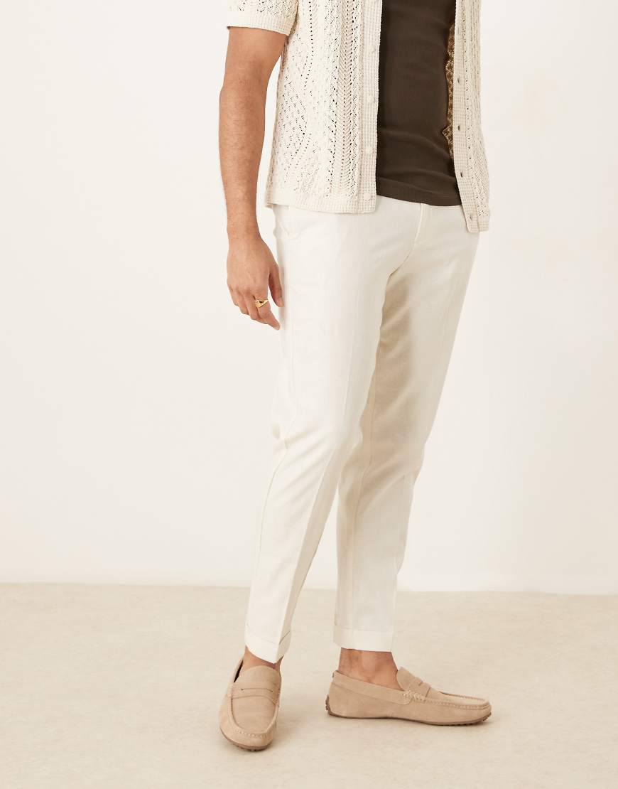 ASOS DESIGN - Elegante, schmal zulaufende Leinenmix-Hose in Ecru mit Krempelsäumen-Weiß ASOS DESIGN - Elegante, schmal zulaufende Leinenmix-Hose in Ecru mit Krempelsäumen-Weiß von ASOS DESIGN