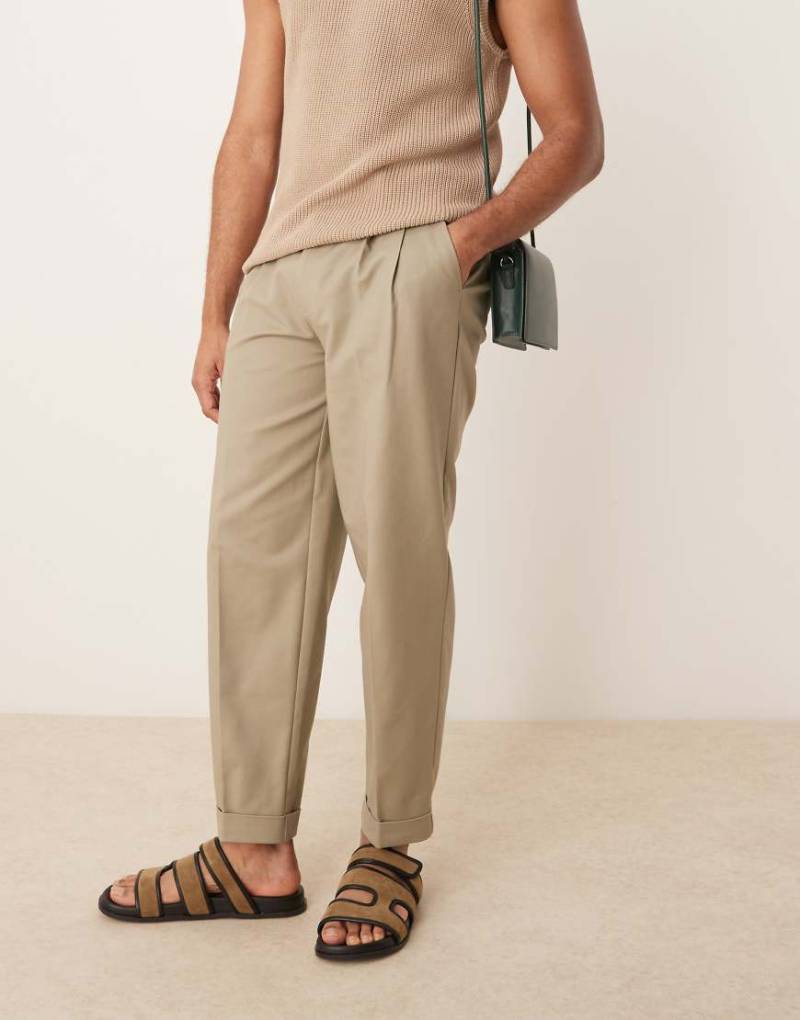 ASOS DESIGN - Elegante, schmal zulaufende Oversize-Chinohose aus Baumwolle in Khaki-Grün von ASOS DESIGN