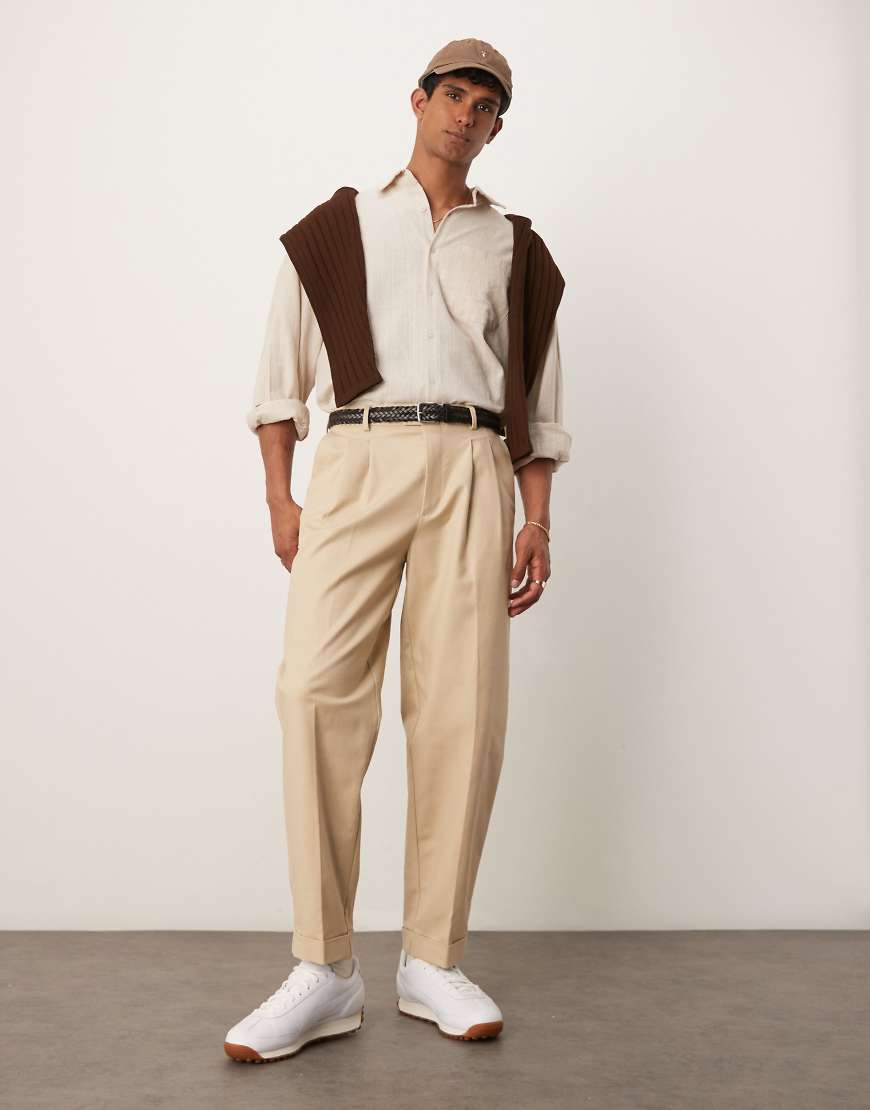 ASOS DESIGN - Elegante, schmal zulaufende Oversize-Chinohose aus Baumwolle in Steinbeige-Neutral ASOS DESIGN - Elegante, schmal zulaufende Oversize-Chinohose aus Baumwolle in Steinbeige-Neutral von ASOS DESIGN