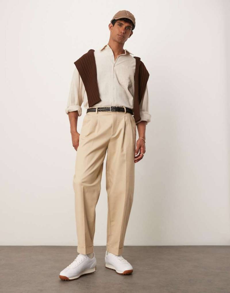ASOS DESIGN - Elegante, schmal zulaufende Oversize-Chinohose aus Baumwolle in Steinbeige-Neutral von ASOS DESIGN