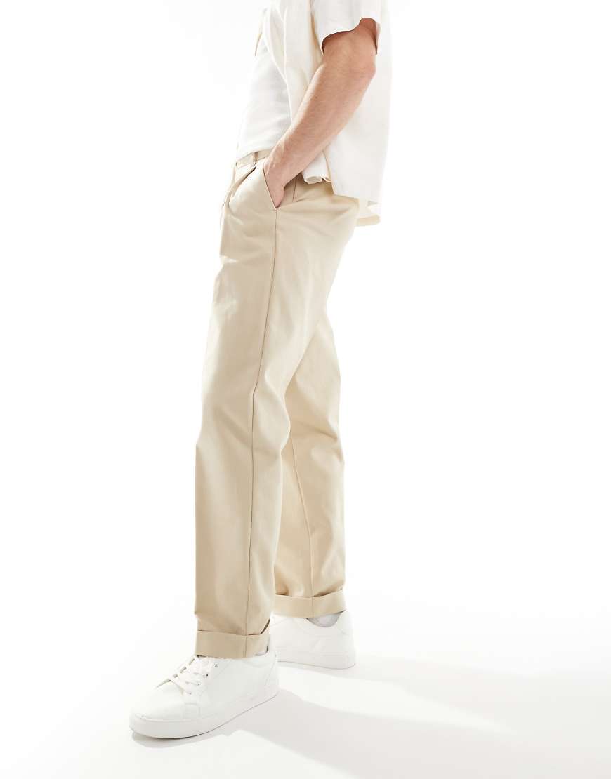 ASOS DESIGN - Elegante, schmal zulaufende Oversize-Chinohose aus hochwertiger Baumwolle in Stein-Neutral von ASOS DESIGN