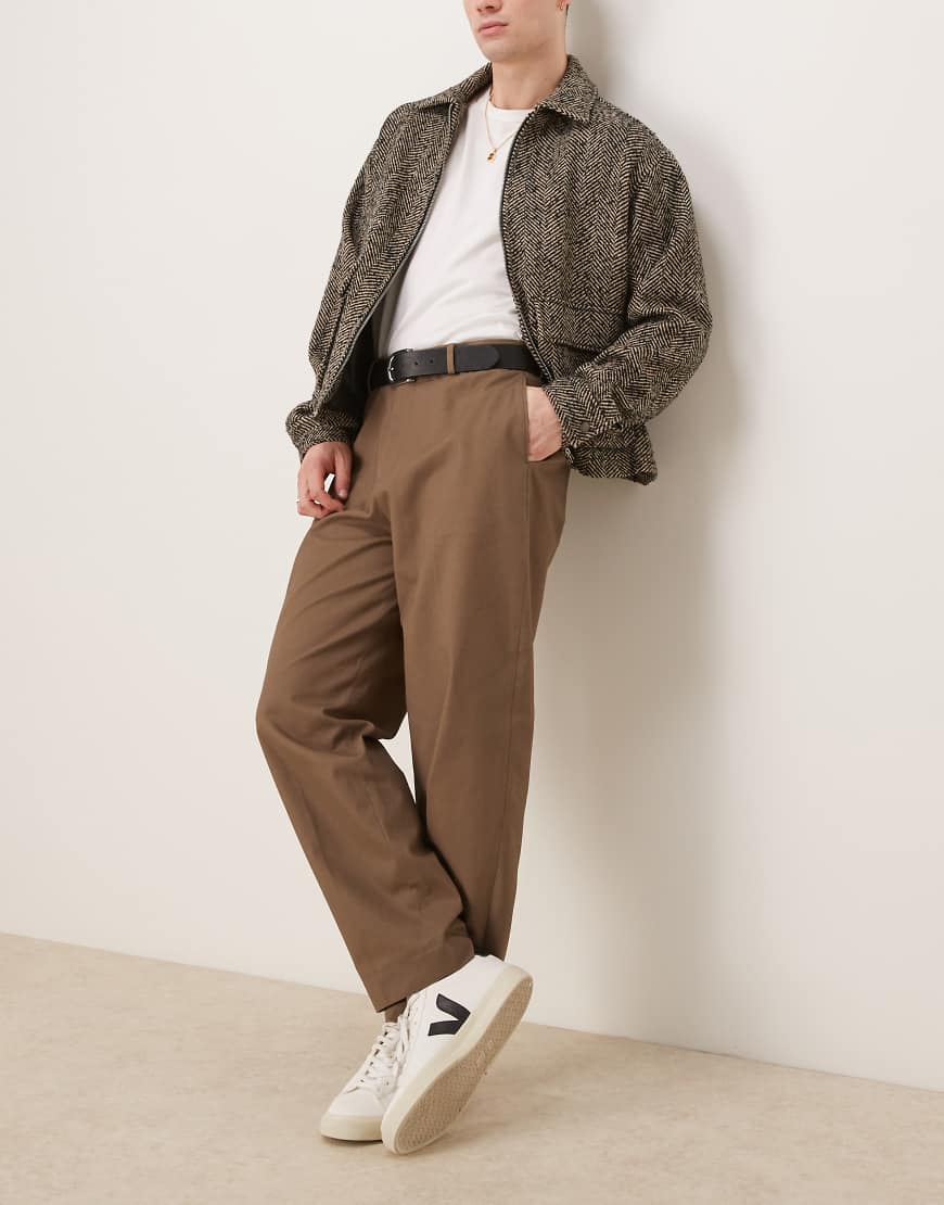 ASOS DESIGN - Elegante, schmal zulaufende Oversize-Chinohose in Khaki aus Baumwolle mit Bundfalte-Braun ASOS DESIGN - Elegante, schmal zulaufende Oversize-Chinohose in Khaki aus Baumwolle mit Bundfalte-Braun von ASOS DESIGN