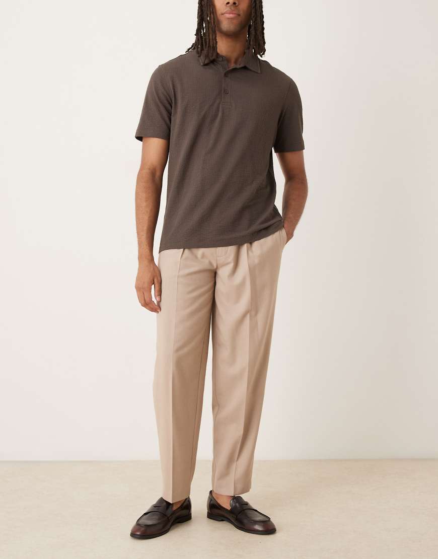 ASOS DESIGN - Elegante, schmal zulaufende Oversize-Hose aus Flanell in Steinbeige mit Bundfalten-Neutral von ASOS DESIGN