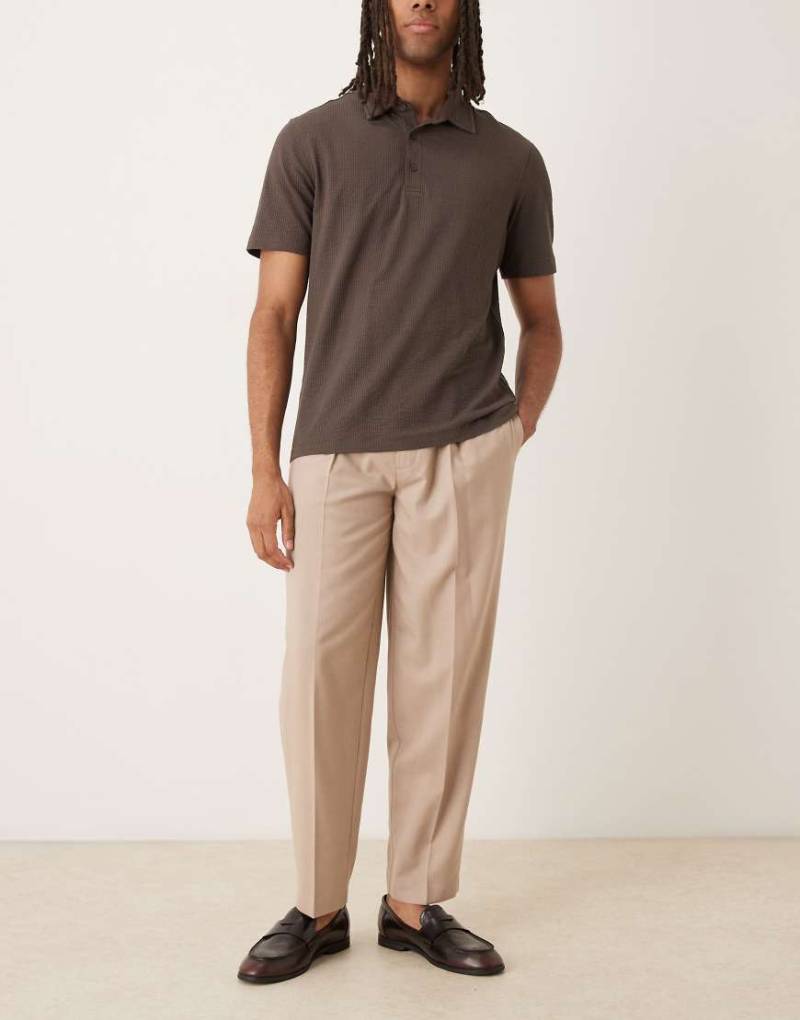 ASOS DESIGN - Elegante, schmal zulaufende Oversize-Hose aus Flanell in Steinbeige mit Bundfalten-Neutral von ASOS DESIGN