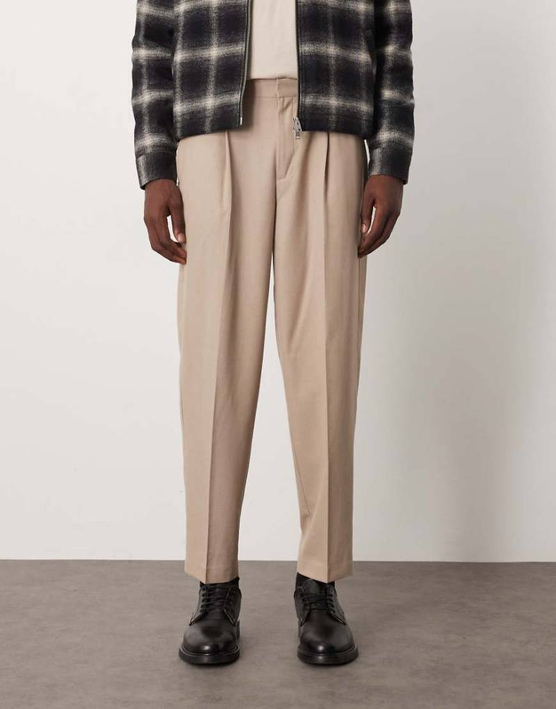 ASOS DESIGN - Elegante, schmal zulaufende Oversize-Hose aus Flanell in Steinbeige mit Bundfalten-Neutral von ASOS DESIGN
