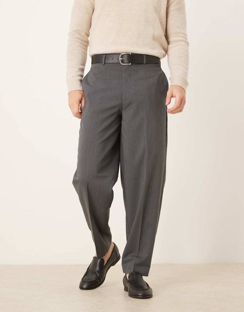 ASOS DESIGN - Elegante, schmal zulaufende Oversize-Hose in Anthrazit mit Nadelstreifen-Grau von ASOS DESIGN