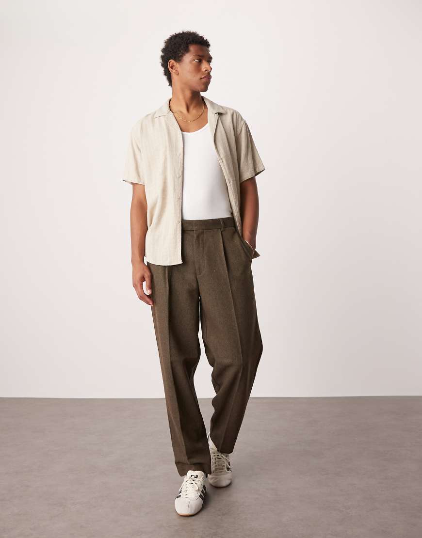 ASOS DESIGN - Elegante, schmal zulaufende Oversize-Hose in Braun aus Wollmix-Twill mit Bundfalte ASOS DESIGN - Elegante, schmal zulaufende Oversize-Hose in Braun aus Wollmix-Twill mit Bundfalte von ASOS DESIGN