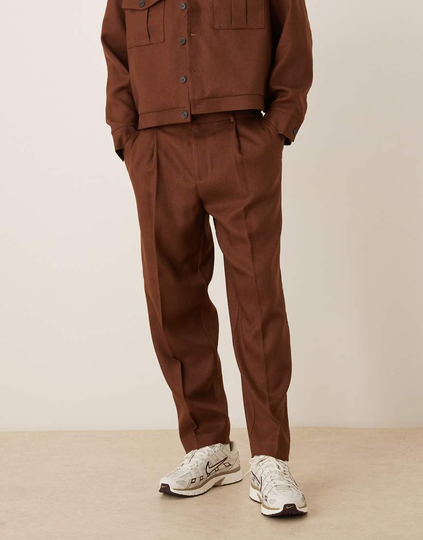 ASOS DESIGN - Elegante, schmal zulaufende Oversize-Hose in Braun mit Bund mit kurzem Gummizug, Kombiteil-Brown von ASOS DESIGN
