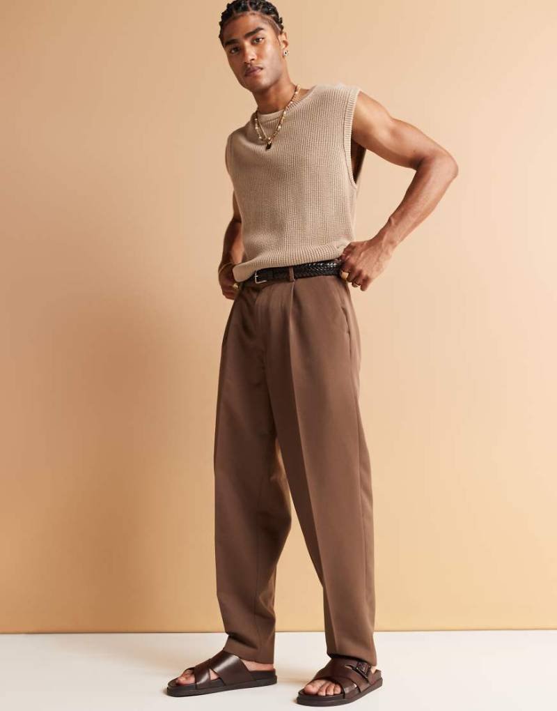ASOS DESIGN - Elegante, schmal zulaufende Oversize-Hose in Braun mit Bundfalten von ASOS DESIGN