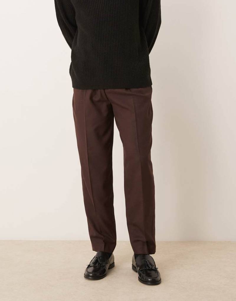 ASOS DESIGN - Elegante, schmal zulaufende Oversize-Hose in Braun mit Mikrotextur von ASOS DESIGN