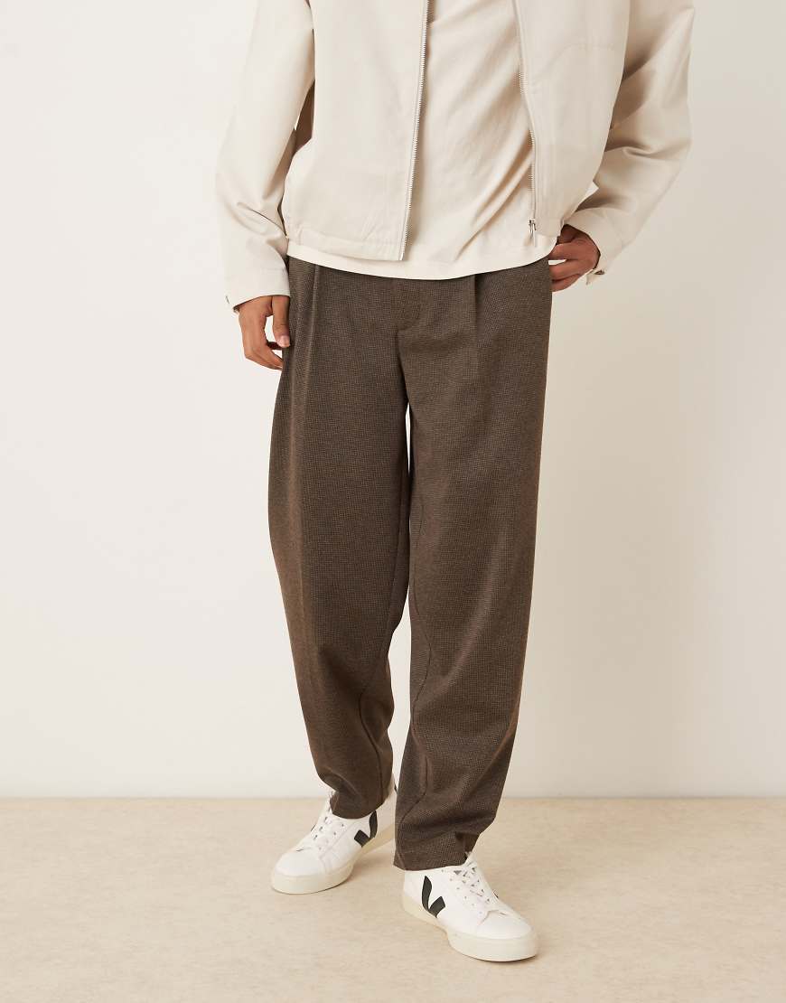 ASOS DESIGN - Elegante, schmal zulaufende Oversize-Hose in Braun mit Pepitamuster und Bundfalten-Grau von ASOS DESIGN