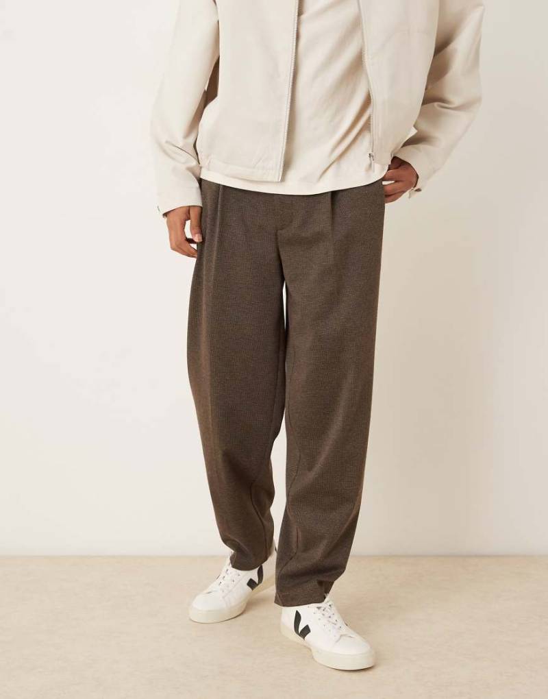 ASOS DESIGN - Elegante, schmal zulaufende Oversize-Hose in Braun mit Pepitamuster und Bundfalten-Grau von ASOS DESIGN