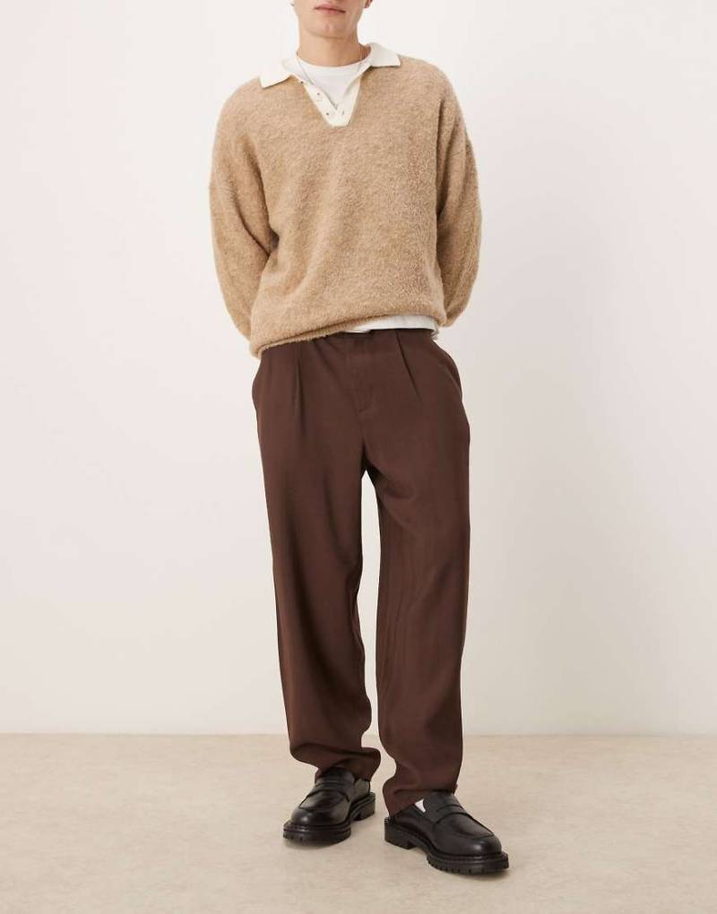 ASOS DESIGN - Elegante, schmal zulaufende Oversize-Hose in Braun von ASOS DESIGN