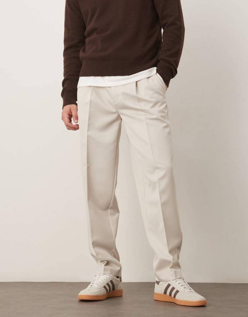 ASOS DESIGN - Elegante, schmal zulaufende Oversize-Hose in Ecru mit Bundfalten-Weiß von ASOS DESIGN