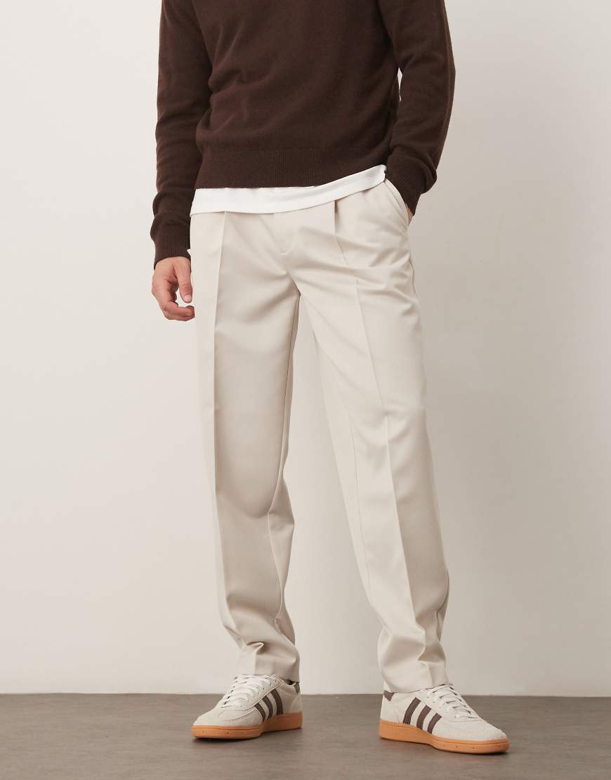 ASOS DESIGN - Elegante, schmal zulaufende Oversize-Hose in Ecru mit Bundfalten-Weiß von ASOS DESIGN