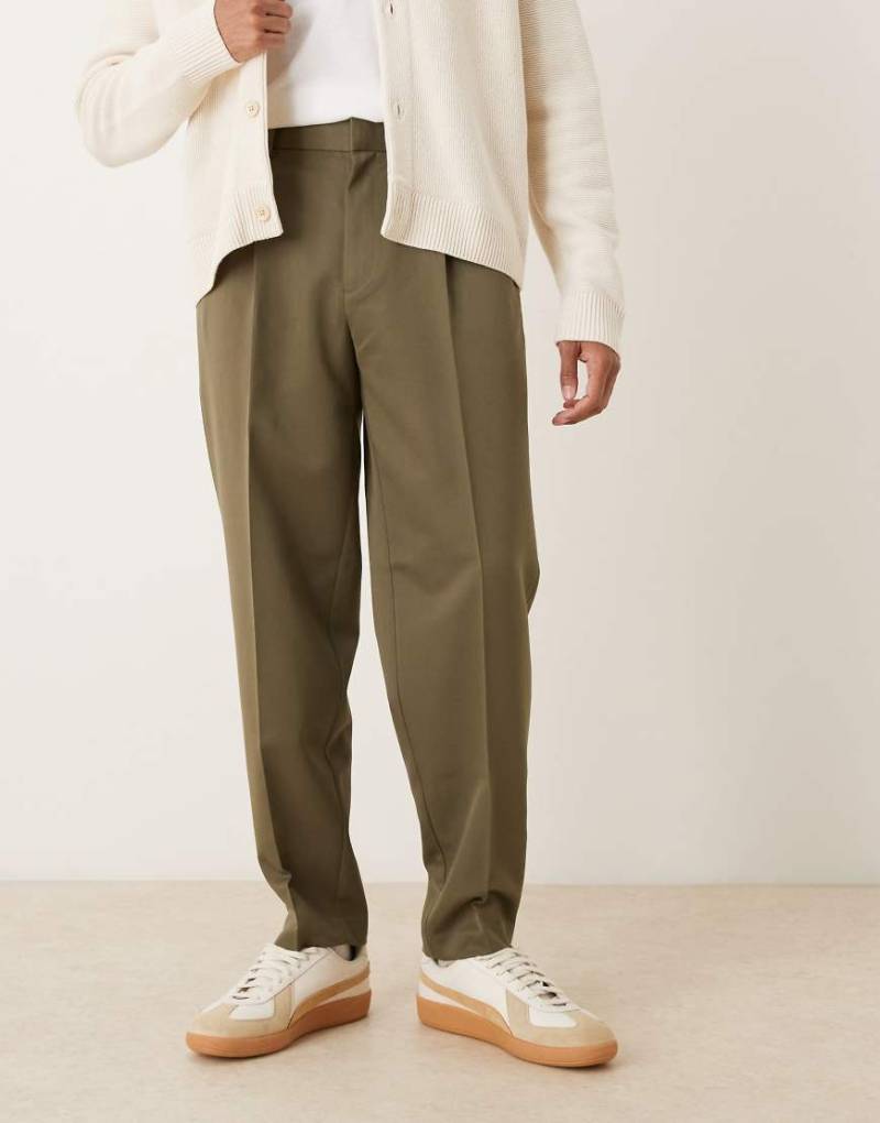 ASOS DESIGN - Elegante, schmal zulaufende Oversize-Hose in Khaki mit Bundfalten-Grün von ASOS DESIGN