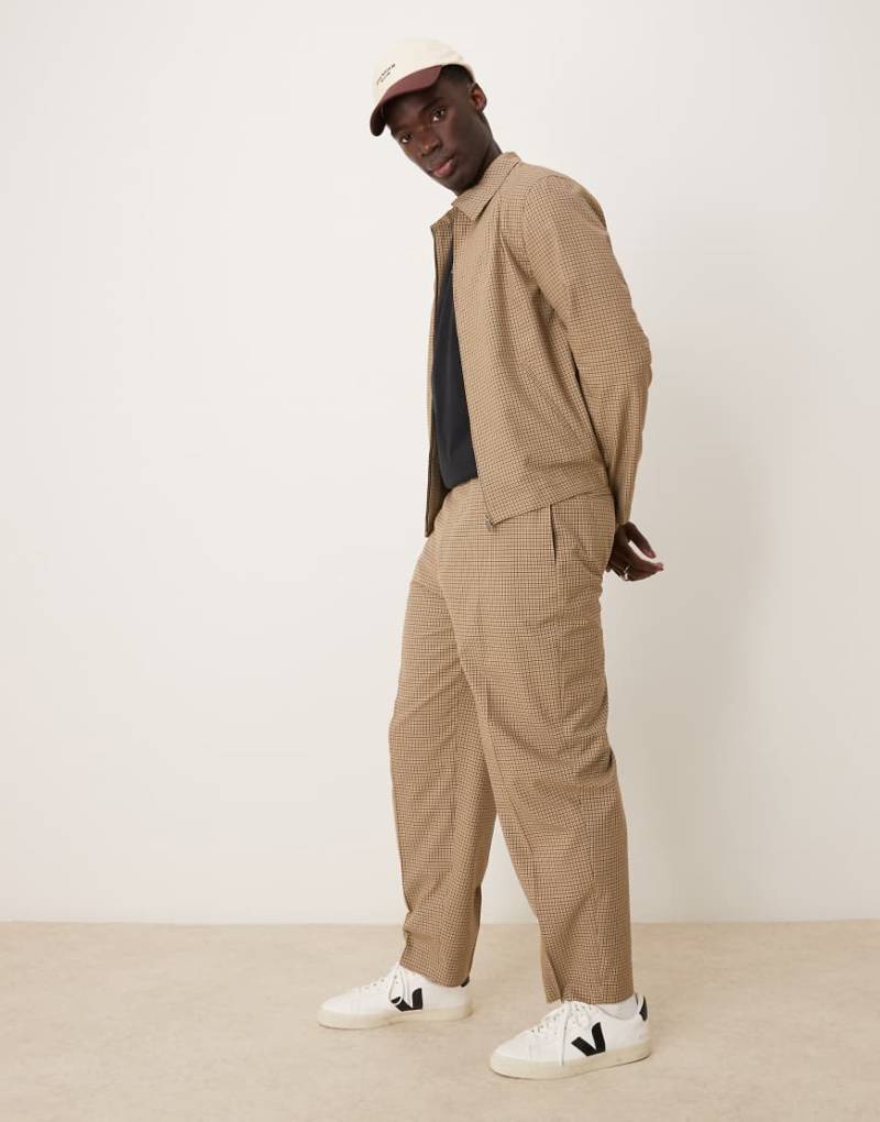 ASOS DESIGN - Elegante, schmal zulaufende Oversize-Hose in Stein mit kleinem Karomuster und elastischem Bund, Kombiteil-Grau von ASOS DESIGN
