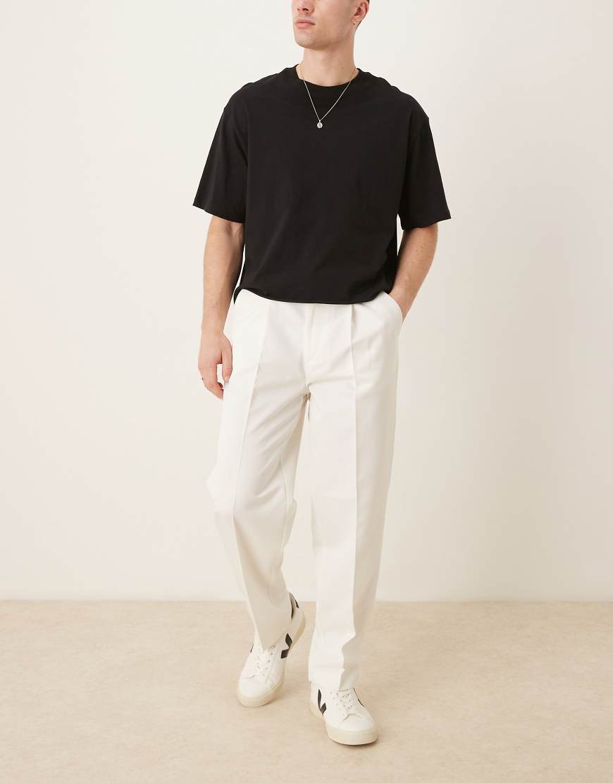 ASOS DESIGN - Elegante, schmal zulaufende Oversize-Hose in Weiß mit Bundfalten ASOS DESIGN - Elegante, schmal zulaufende Oversize-Hose in Weiß mit Bundfalten von ASOS DESIGN