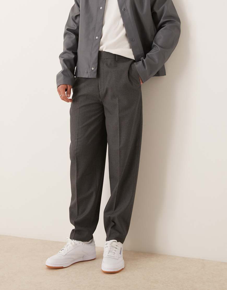 ASOS DESIGN - Elegante, schmal zulaufende Oversize-Hose in kariertem Anthrazit-Grau von ASOS DESIGN