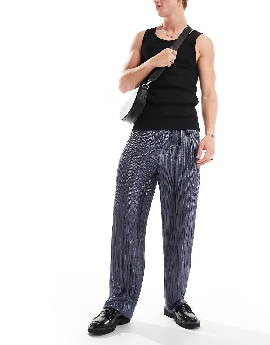 ASOS DESIGN - Elegante, schmal zulaufende Plissee-Hose in Metallic-Blau ASOS DESIGN - Elegante, schmal zulaufende Plissee-Hose in Metallic-Blau von ASOS DESIGN
