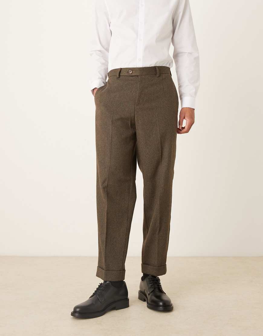 ASOS DESIGN - Elegante, schmal zulaufende Relaxed-Fit-Hose aus brauner Wolle mit sichtbarem Knopf und Umschlag-Brown von ASOS DESIGN