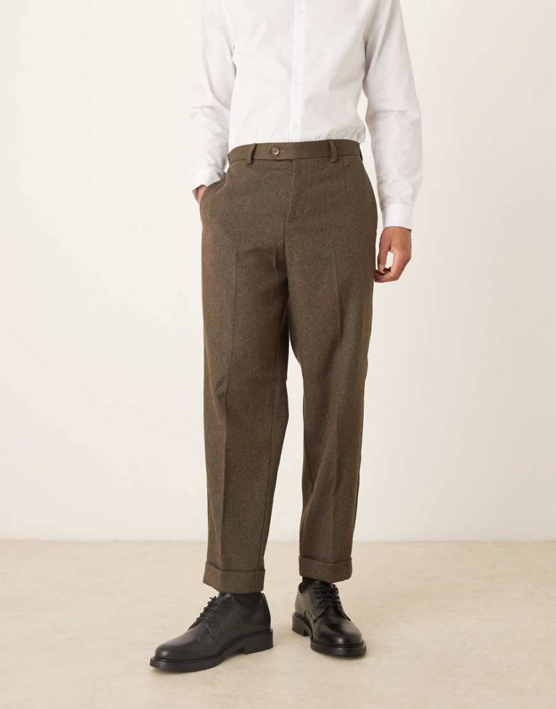 ASOS DESIGN - Elegante, schmal zulaufende Relaxed-Fit-Hose aus brauner Wolle mit sichtbarem Knopf und Umschlag-Brown von ASOS DESIGN