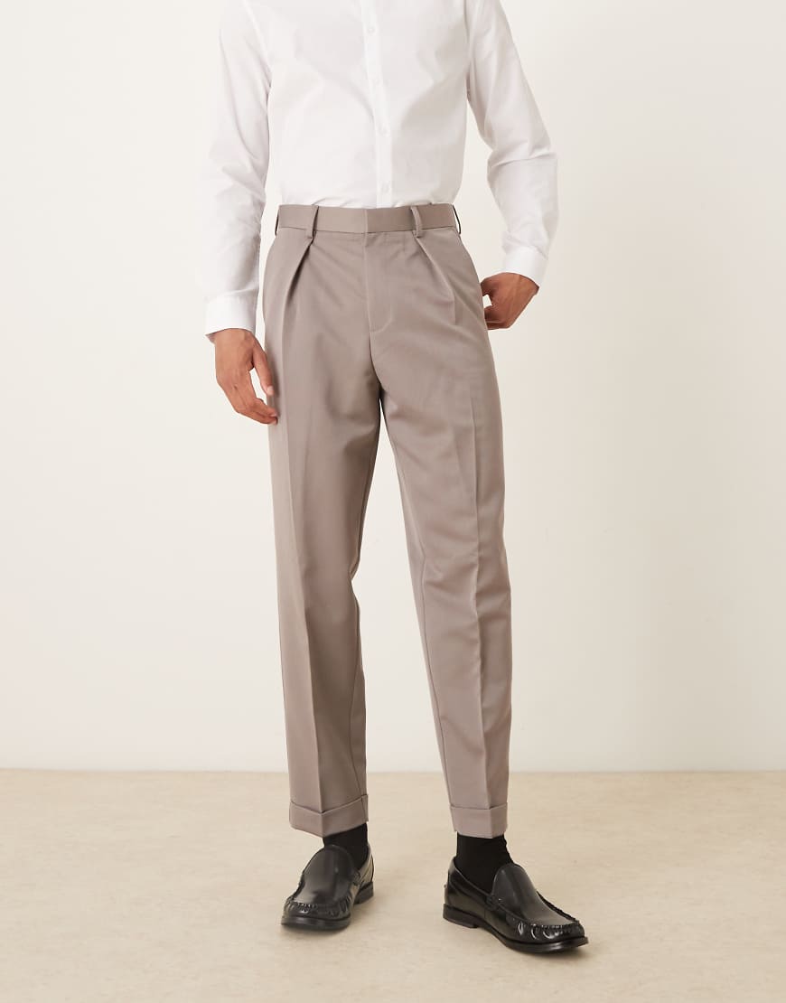 ASOS DESIGN - Elegante, schmal zulaufende Relaxed-Fit-Hose in Braun mit Umschlag-Brown von ASOS DESIGN