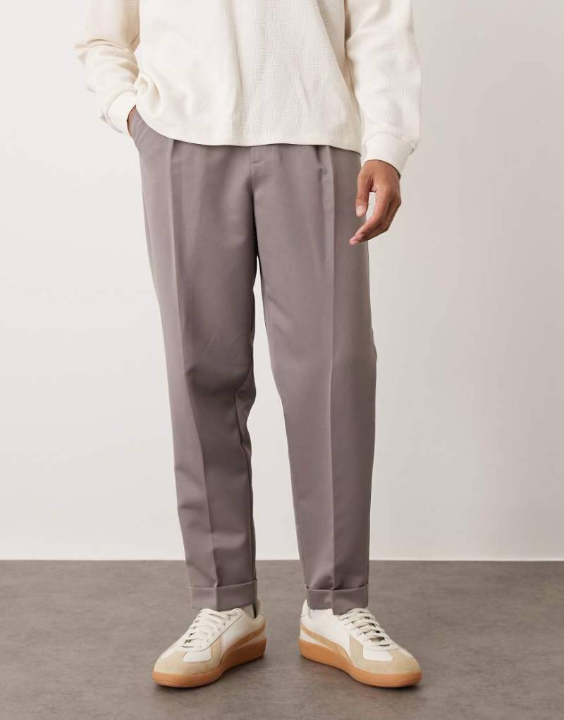 ASOS DESIGN - Elegante, schmal zulaufende Relaxed-Fit-Hose in Braun mit Umschlag-Brown von ASOS DESIGN