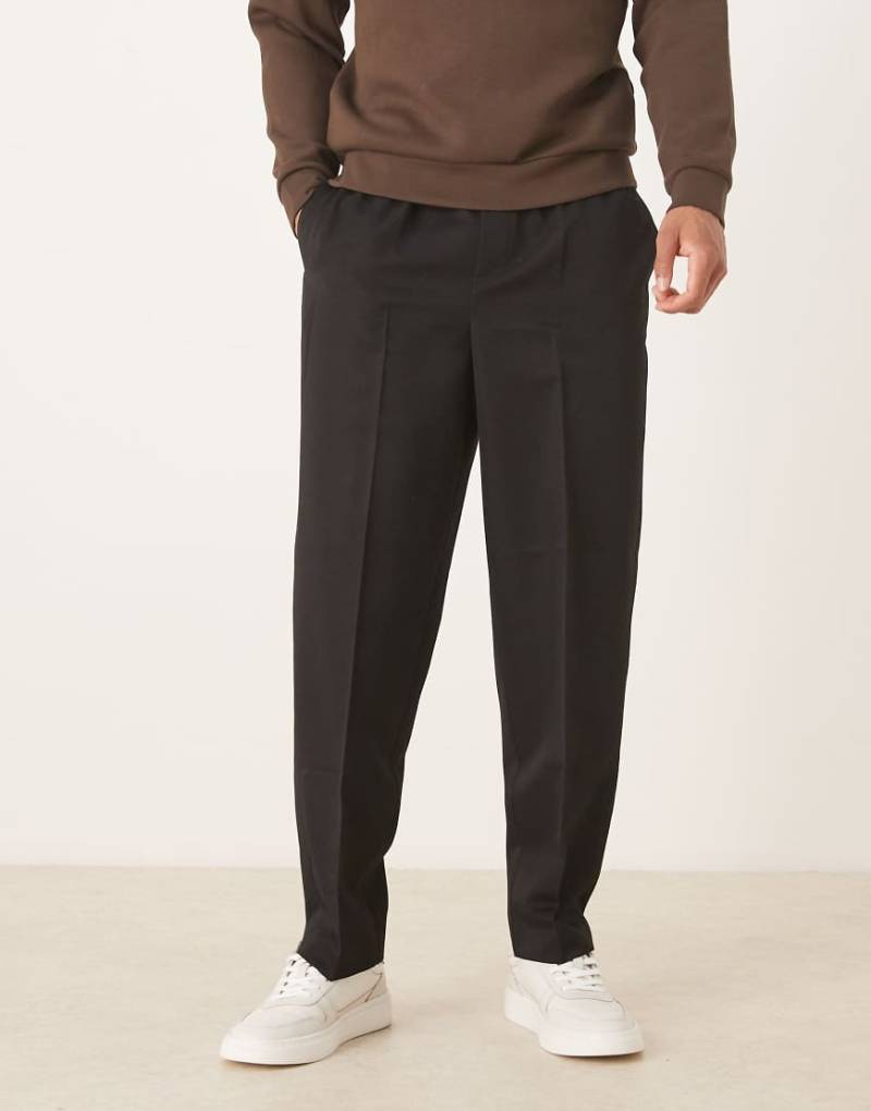 ASOS DESIGN - Elegante, schmal zulaufende Relaxed-Fit-Jogginghose in Schwarz von ASOS DESIGN
