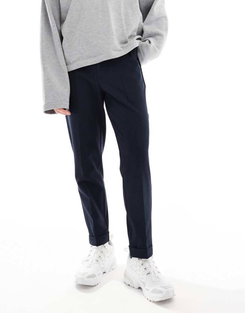 ASOS DESIGN - Elegante, schmal zulaufende Chinohose in Marineblau mit halb-elastischem Bund von ASOS DESIGN
