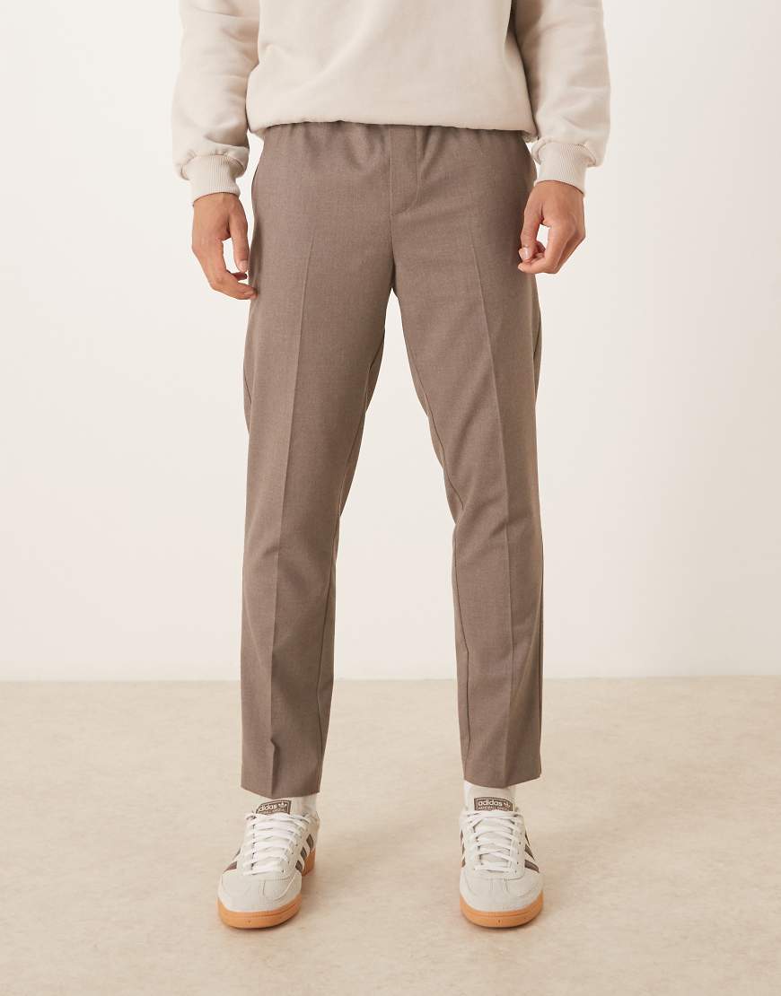ASOS DESIGN - Elegante, schmal zulaufende Schlupfhose aus Flanell in Beige-Neutral von ASOS DESIGN