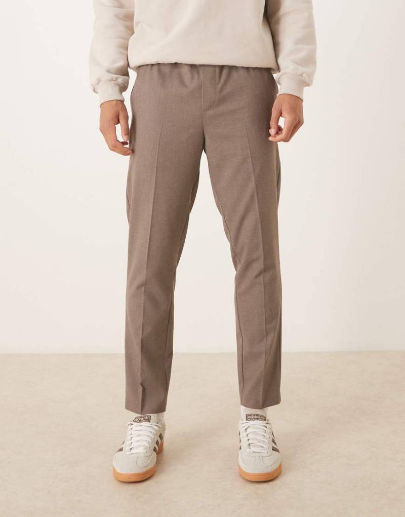ASOS DESIGN - Elegante, schmal zulaufende Schlupfhose aus Flanell in Beige-Neutral von ASOS DESIGN