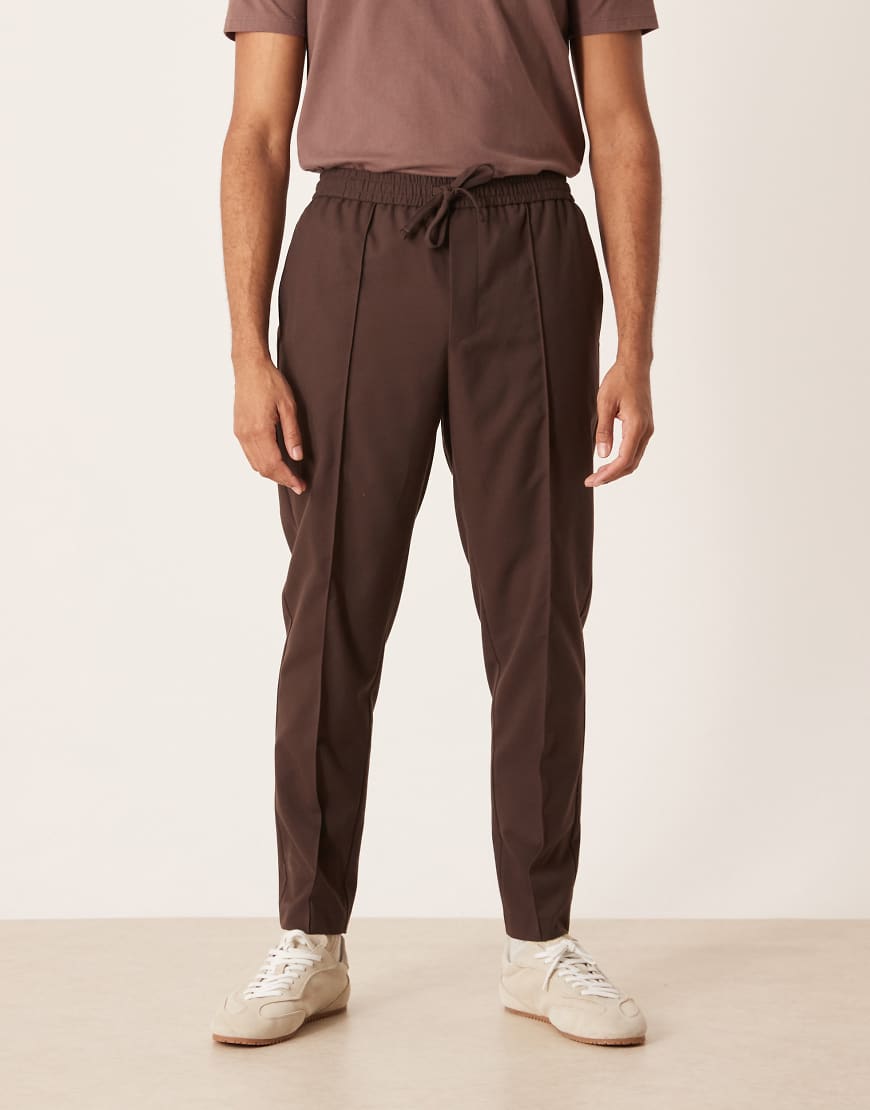ASOS DESIGN - Elegante, schmal zulaufende Schlupfhose aus Flanell in Braun mit Biesen-Brown von ASOS DESIGN