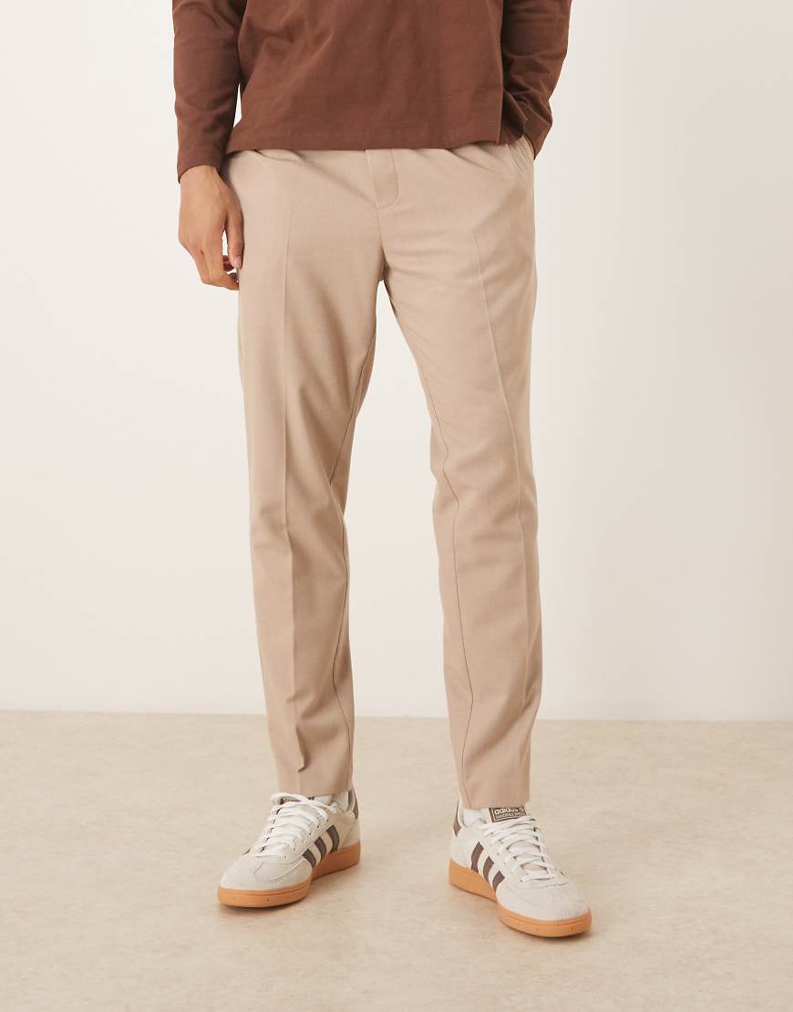 ASOS DESIGN - Elegante, schmal zulaufende Schlupfhose aus Flanell in neutralem Farbton von ASOS DESIGN