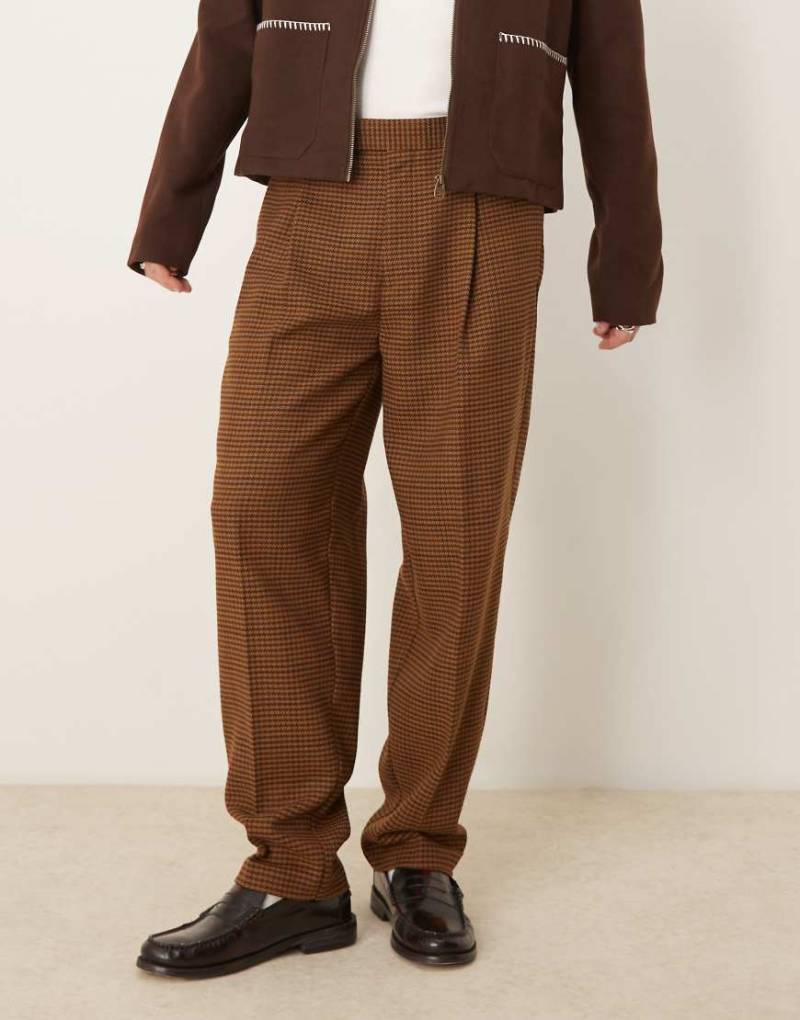 ASOS DESIGN - Elegante, schmal zulaufende Wollmix-Hose in Braun mit Oversize-Schnitt, Fischgrätmuster und halb-elastischem Bund ASOS DESIGN - Elegante, schmal zulaufende Wollmix-Hose in Braun mit Oversize-Schnitt, Fischgrätmuster und halb-elastischem Bund von ASOS DESIGN