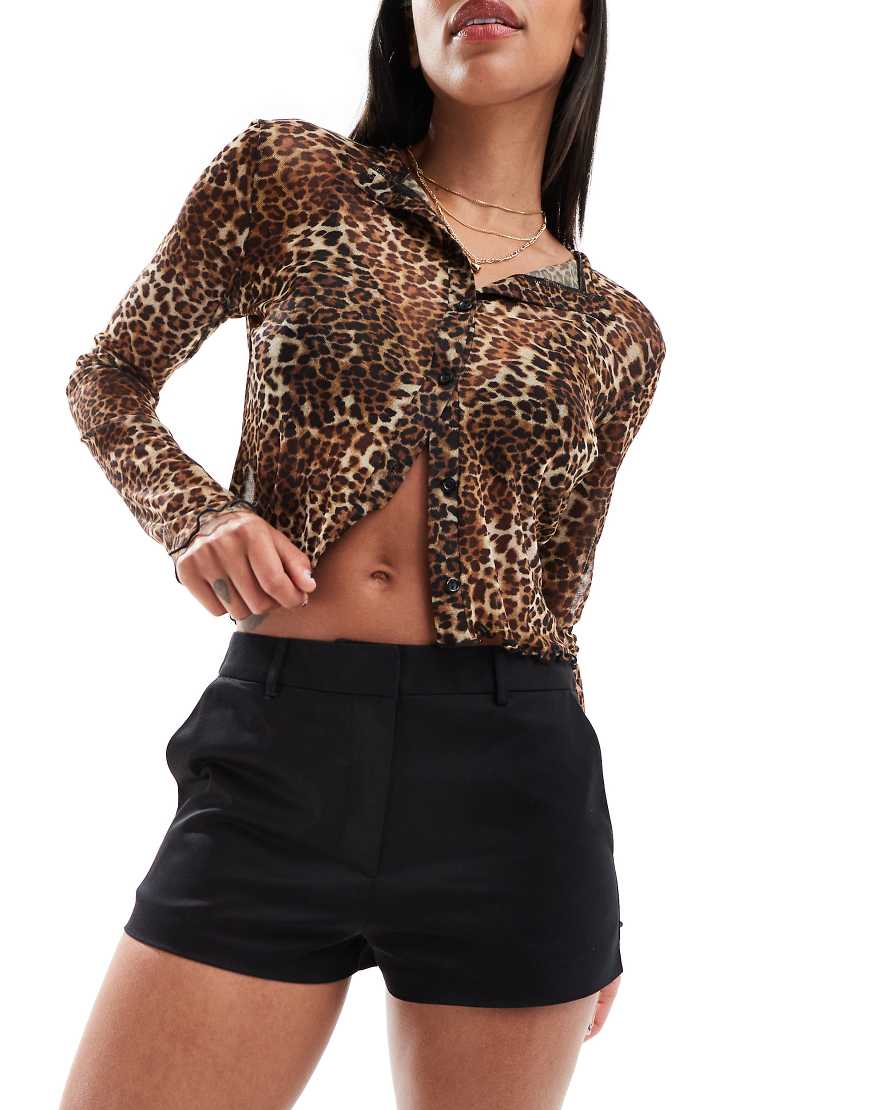 ASOS DESIGN - Elegante, knapp geschnittene Shorts in Schwarz ASOS DESIGN - Elegante, knapp geschnittene Shorts in Schwarz von ASOS DESIGN
