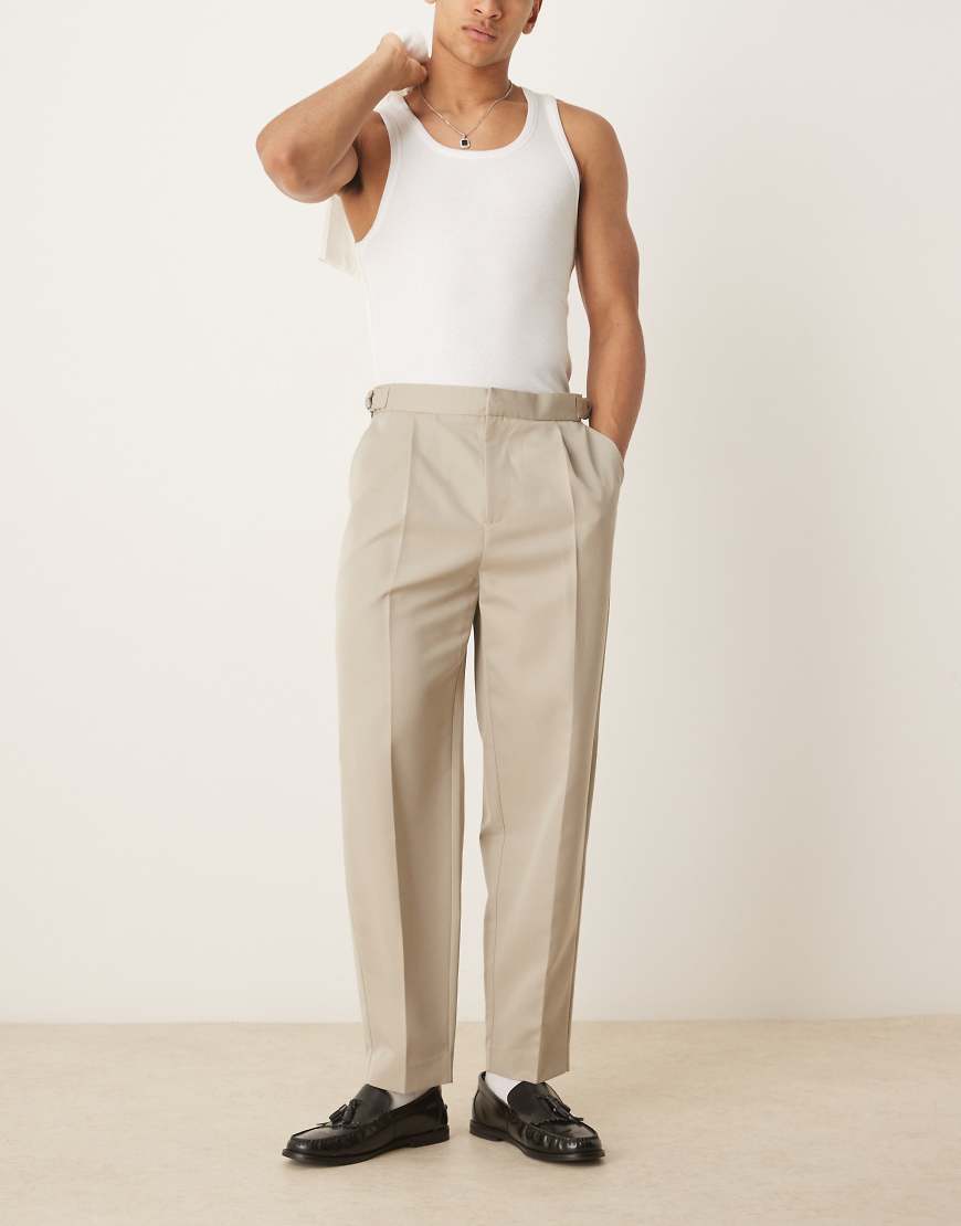 ASOS DESIGN - Elegante, seitlich verstellbare Hose in Steinbeige mit Bundfalten und weitem Bein-Grau von ASOS DESIGN