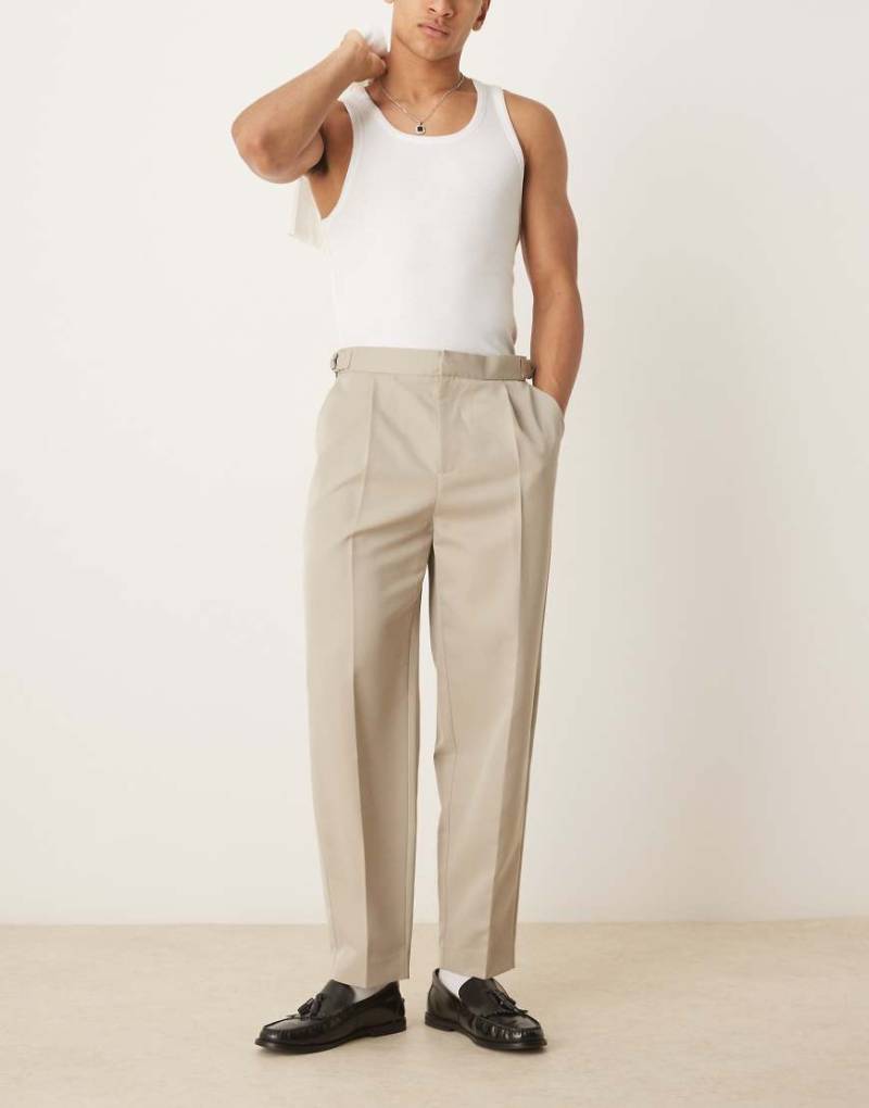 ASOS DESIGN - Elegante, seitlich verstellbare Hose in Steinbeige mit Bundfalten und weitem Bein-Grau von ASOS DESIGN