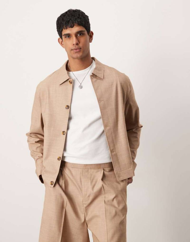 ASOS DESIGN - Elegante, strukturierte Harrington-Jacke in Camel mit Knopfleiste, Kombiteil-Neutral von ASOS DESIGN