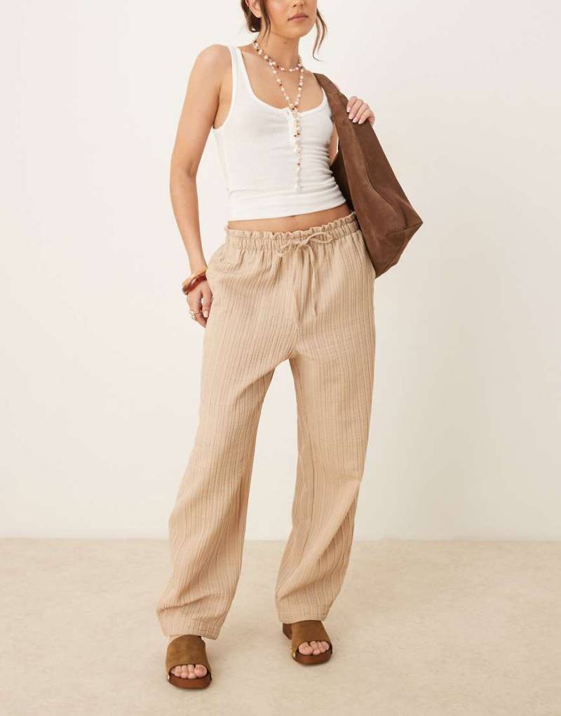 ASOS DESIGN - Elegante, strukturierte Hose in Stein mit Kordelzug und abgerundetem Bein-Neutral von ASOS DESIGN