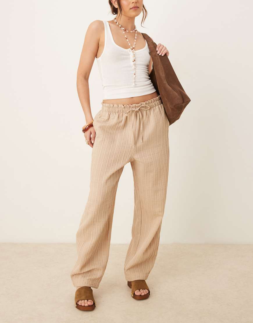 ASOS DESIGN - Elegante, strukturierte Hose in Stein mit Kordelzug und abgerundetem Bein-Neutral von ASOS DESIGN