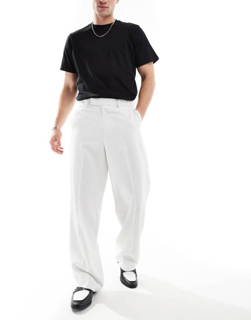 ASOS DESIGN - Elegante, strukturierte Hose in Weiß mit weitem Schnitt von ASOS DESIGN