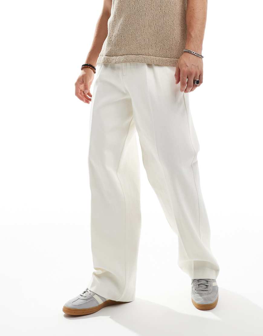 ASOS DESIGN - Elegante, strukturierte Hose in Weiß mit weitem Schnitt ASOS DESIGN - Elegante, strukturierte Hose in Weiß mit weitem Schnitt von ASOS DESIGN