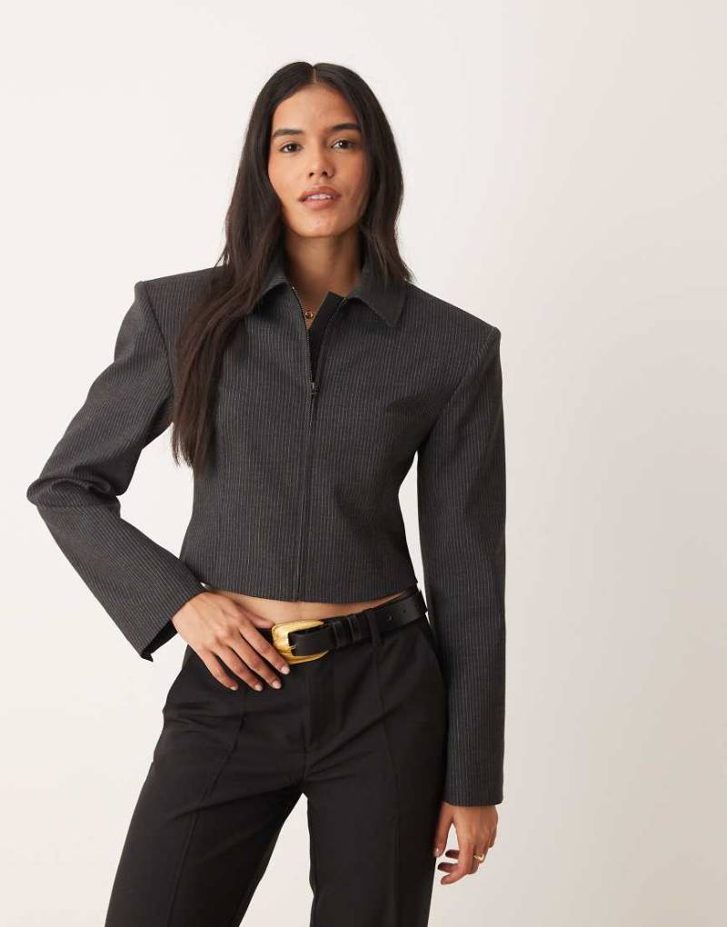 ASOS DESIGN - Elegante, taillierte Cropped-Jacke in Braun mit Nadelstreifen und durchgehendem Reißverschluss, Kombiteil-Bunt von ASOS DESIGN