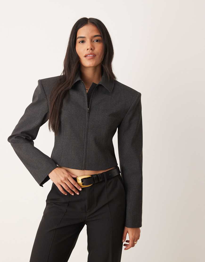 ASOS DESIGN - Elegante, taillierte Cropped-Jacke in Braun mit Nadelstreifen und durchgehendem Reißverschluss, Kombiteil-Bunt von ASOS DESIGN