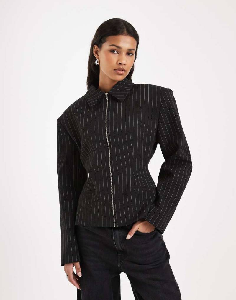 ASOS DESIGN - Elegante, taillierte Jacke in Schwarz mit Nadelstreifen und Reißverschluss von ASOS DESIGN