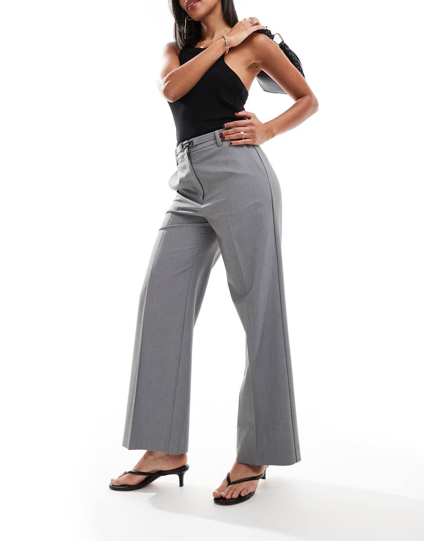 ASOS DESIGN - Elegante, verkürzte Hose in Grau mit weitem Bein und Schnallendetail ASOS DESIGN - Elegante, verkürzte Hose in Grau mit weitem Bein und Schnallendetail von ASOS DESIGN