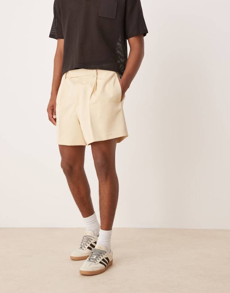 ASOS DESIGN - Elegante Cropped-Bermuda-Shorts in Buttermilchgelb mit Bundfalten von ASOS DESIGN