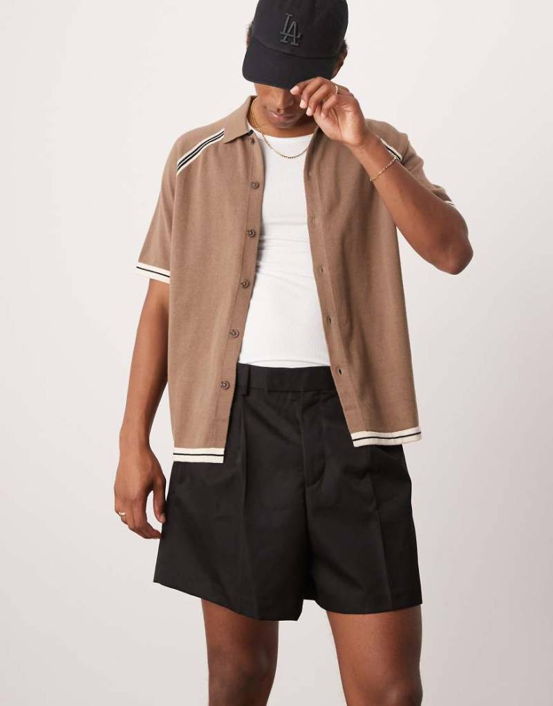 ASOS DESIGN - Elegante Cropped-Bermuda-Shorts in Schwarz mit Bundfalten von ASOS DESIGN