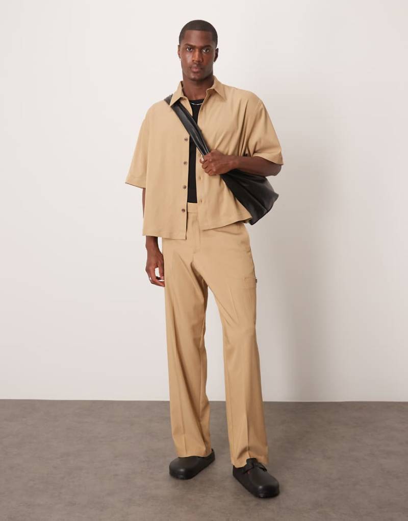 ASOS DESIGN - Elegante Cargohose in Camel mit weitem Bein und superweicher Struktur-Neutral von ASOS DESIGN